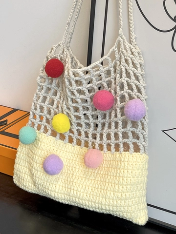 Handgemachte Strick-Einkaufstasche Für Damen Mit Bunten Pompons Große Kapazität Ausgehöhlte Farbblock-Stroh-Schultertasche Lässige Strandtasche