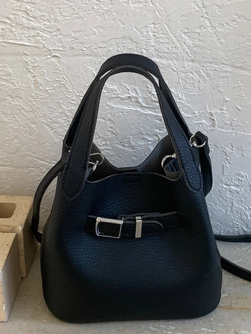Bolso Bombonera de PU Urbano Simple para Mujer Bolso de Hombro Cruzado Minimalista Con Amuleto de Oso de Peluche Textura Lichi