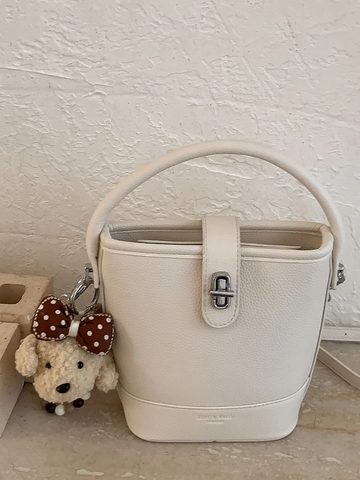 Sac Seau Minimaliste Rétro en Cuir PU à Grains pour Femmes Sac à Épaule de Mode Avec Charme en Peluche et Serrure Métallique
