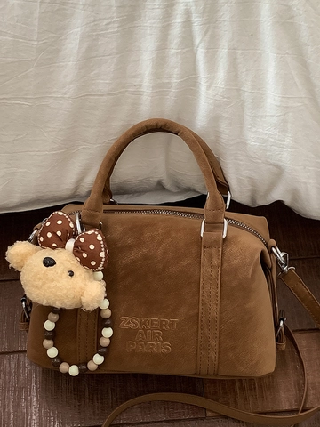 Vintage Große Kapazität PU Leder Boston Tasche Für Damen Einfache Mode Geprägte Buchstaben Handtasche Mit Plüsch Bär Anhänger Umhängetasche