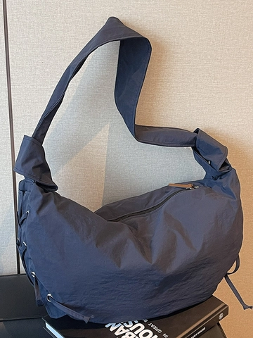 Large Capacity Fabric Dumpling Shoulder Bag For Women Modern Minimalist Nylon Crossbody Bag Wide Strap Commuting Hobo Bag