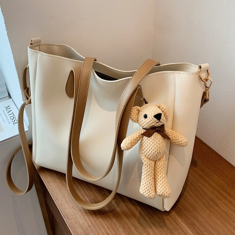 Damen Tote Bag Mit Großer Kapazität Weiches PU Leder Schultertasche Mit Bären Anhänger Urban Minimalistische Umhängetasche