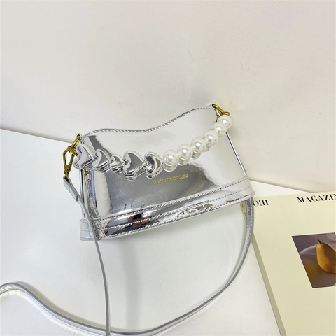 Modische Damen Silber Spiegel Beuteltasche Glänzendes Lack PU Leder Umhängetasche Mit Künstlichen Perlen Herz Kette Griff