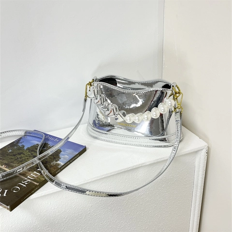 Modische Damen Silber Spiegel Beuteltasche Glänzendes Lack PU Leder Umhängetasche Mit Künstlichen Perlen Herz Kette Griff