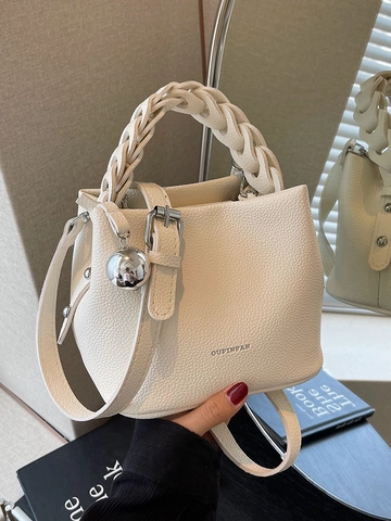 Sac Seau en PU Grain de Litchi à la Mode Avec Poignée Tissée Pendentif Boule en Métal Sac à Bandoulière Femme Style Minimaliste Urbain