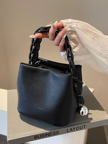 Sac Seau en PU Grain de Litchi à la Mode Avec Poignée Tissée Pendentif Boule en Métal Sac à Bandoulière Femme Style Minimaliste Urbain