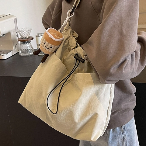 Damen Nylon Tote Tasche Mit Großer Kapazität Kordelzug Umhängetasche Street Trend Pendler Handtasche Mit Plüsch-Anhänger