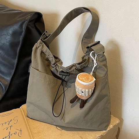 Damen Nylon Tote Tasche Mit Großer Kapazität Kordelzug Umhängetasche Street Trend Pendler Handtasche Mit Plüsch-Anhänger