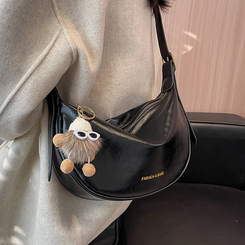 Damen Mode PU Leder Halbmond Schultertasche Große Kapazität Umhängetasche Minimalistische Knödeltasche Mit Plüsch Anhänger Täglich Trendige Handtasche