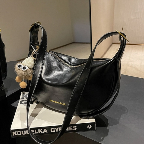 Damen Mode PU Leder Halbmond Schultertasche Große Kapazität Umhängetasche Minimalistische Knödeltasche Mit Plüsch Anhänger Täglich Trendige Handtasche