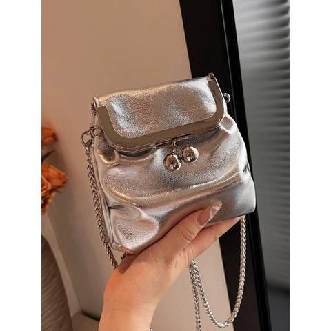 Mini Sac Seau en Cuir PU Métallisé pour Femmes Design Plissé Fermoir Kiss Lock Élégant Sac Bandoulière à Chaîne