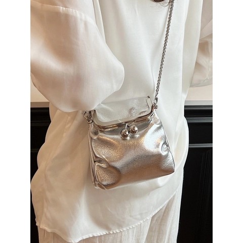 Mini Sac Seau en Cuir PU Métallisé pour Femmes Design Plissé Fermoir Kiss Lock Élégant Sac Bandoulière à Chaîne