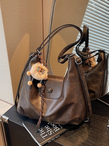 Borsa Tote in Pelle PU Retrò da Donna Borsa a Tracolla Pendolare di Grande Capacità Con Ciondolo in Peluche Zaino Alla Moda Versatile