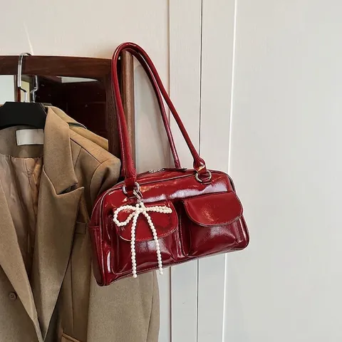 Borsa Sottobraccio da Donna in Pelle Verniciata Lucida Borsa a Tracolla Boston Vintage Con Pendente a Fiocco di Perle Artificiali Borsa a Mano