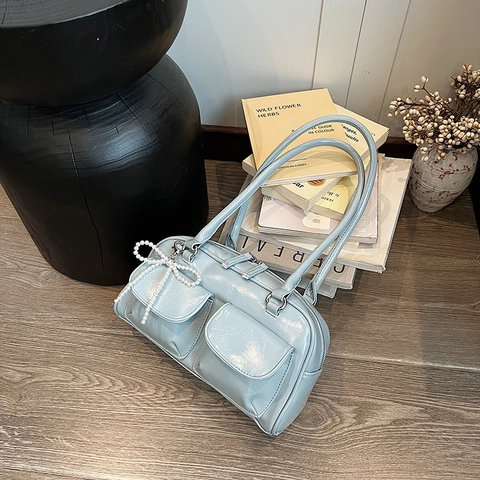 Borsa Sottobraccio da Donna in Pelle Verniciata Lucida Borsa a Tracolla Boston Vintage Con Pendente a Fiocco di Perle Artificiali Borsa a Mano