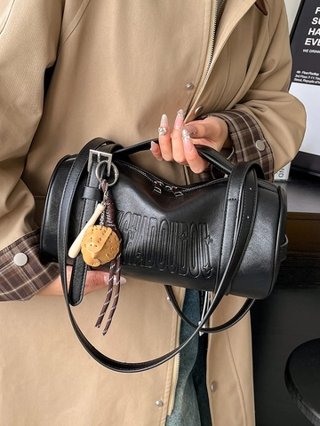 Damen Retro PU Leder Zylindertasche Vintage Buchstaben Prägung Kissentasche Urban Simple Täglich Umhängetasche Mit Anhänger