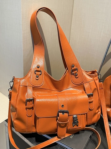 Y2K Punk Stil Damen PU Leder Tote Bag Große Kapazität Umhängetasche Mit Totenkopf Metallschnalle Dekoration Moto Mode Handtasche