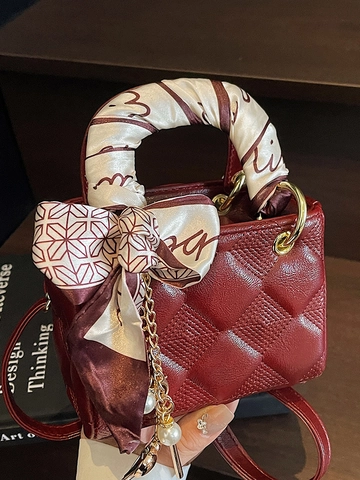 Elegante PU Leder Gesteppte Mini Handtasche Für Damen Mit Seidenschal Griff Und Künstlichem Perlenbogen Anhänger Umhängetasche Alltag