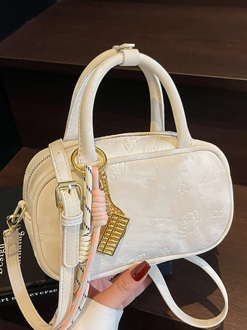 Damen Mode Geprägte PU Leder Boston Tasche Minimalistische Cartoon Muster Handtasche Mit Anhänger Umhängetasche Für Den Alltag