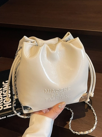 Modische Damen PU Leder Beuteltasche Kordelzug Kette Schulter Umhängetasche Urban Einfach Gefaltetes Design Metall Ecken