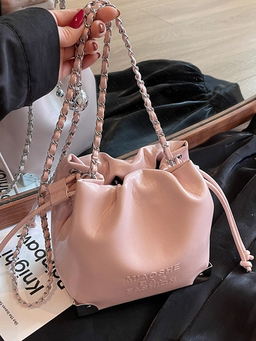 Modische Damen PU Leder Beuteltasche Kordelzug Kette Schulter Umhängetasche Urban Einfach Gefaltetes Design Metall Ecken