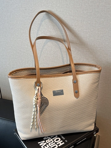 Einfache Große Kapazität PU Leder Tote Bag Für Damen Retro Einfarbig Pendler Umhängetasche Mit Modischem Quastenanhänger