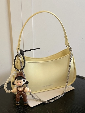 Sac Sous le Bras en Cuir Verni Tendance pour Femmes Sac à Bandoulière Casual en PU Avec Chaîne et Pendentif Dessin Animé