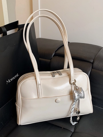 Sac Boston en Cuir PU Mode Coréenne Pour Femmes Sac à Épaule Grande Capacité Avec Pendentif Coeur Noeud Argenté Sac Cabas