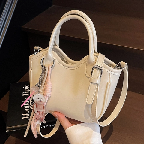 Bolso de Mano de Mujer de Cuero PU Moda Coreana Alta Gama Bolso de Hombro Cruzado Tipo Cubo Con Colgante de Perrito Diario