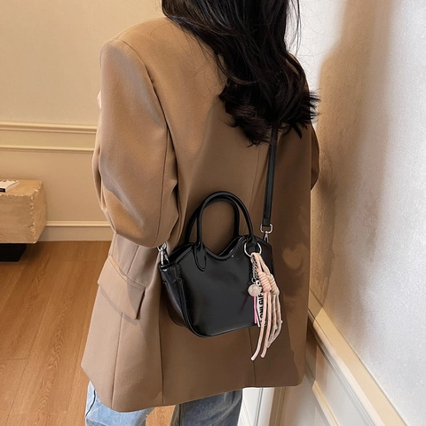 Bolso de Mano de Mujer de Cuero PU Moda Coreana Alta Gama Bolso de Hombro Cruzado Tipo Cubo Con Colgante de Perrito Diario