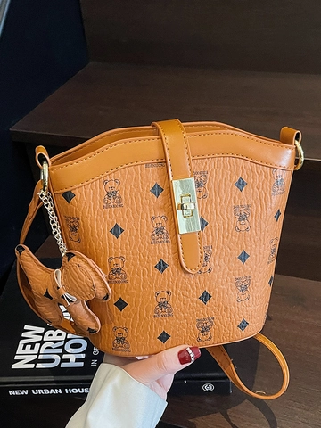 Sac Seau Imprimé Mode Femme Design de Niche Sac à Bandoulière en Cuir PU Avec Pendentif Ours Élégant Décontracté