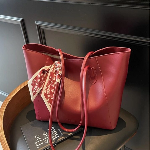 Sac Fourre-Tout de Grande Capacité en Cuir PU pour Femmes Sac à Épaule Élégant Avec Décoration de Foulard Rouge Vin Couleur Unie