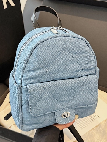 Dames Mini Gewatteerde Denim Rugzak Mode Kleine Blauwe Jeans Rugzak Met Metalen Kettingriem En Draaislot Dagelijks Tas