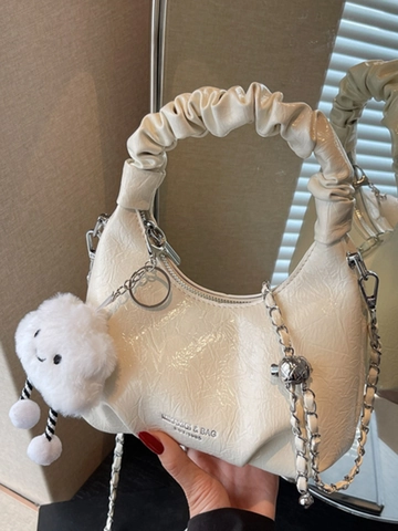 Damen Geraffte Wolkentasche Mode PU Leder Umhängetasche Mit Plüsch Anhänger Kette Crossbody Handtasche Für Den Alltag