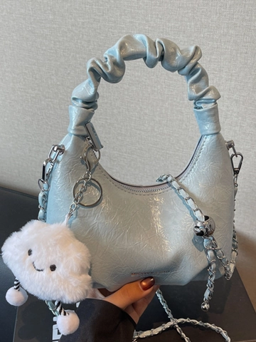 Damen Geraffte Wolkentasche Mode PU Leder Umhängetasche Mit Plüsch Anhänger Kette Crossbody Handtasche Für Den Alltag