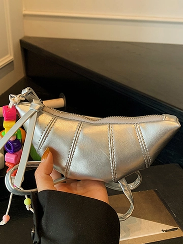 Petit Sac à Bandoulière Croissant en Cuir PU Minimaliste pour Femmes Sac Croisé Design de Niche Plissé Trendy Avec Accessoire de Breloque Lettre