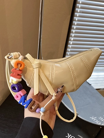 Petit Sac à Bandoulière Croissant en Cuir PU Minimaliste pour Femmes Sac Croisé Design de Niche Plissé Trendy Avec Accessoire de Breloque Lettre