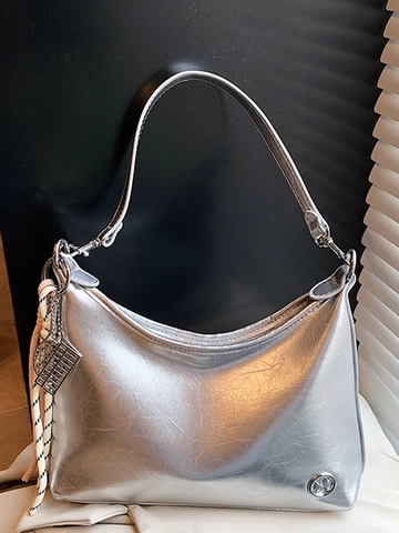 Trendige Metallische Glänzende PU Leder Hobo Schultertasche Für Damen Große Kapazität Shopper Mit Dekorativen Geflochtenen Seilanhängern