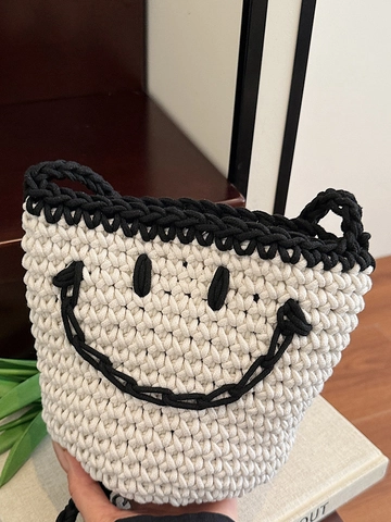 Borsa a Secchiello con Faccina Sorridente all'Uncinetto Fatta a Mano Stile Giapponese Kawaii Maglia Tracolla Piccola per Vacanze Mare Donna