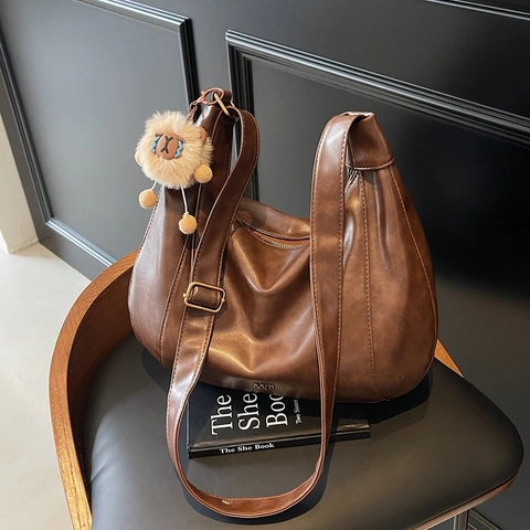 Bolso Hobo de Cuero PU Gran Capacidad para Mujer Bolso de Hombro Urbano Minimalista Con Colgante de Peluche Bolso