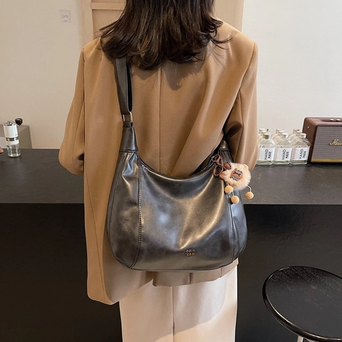 Bolso Hobo de Cuero PU Gran Capacidad para Mujer Bolso de Hombro Urbano Minimalista Con Colgante de Peluche Bolso