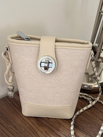 Bolso de Cubo de Cuero PU para Mujer Diseño de Empalme Correa de Cadena Bolso de Hombro Con Amuleto de Cacahuete para Uso Diario