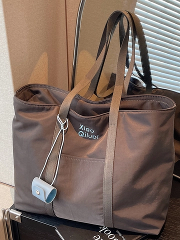 Damen Große Kapazität Segeltuch Tragetasche Stilvolle Buchstaben Druck Schultertasche Casual Mori Stil Pendeln Handtasche Mit Anhänger
