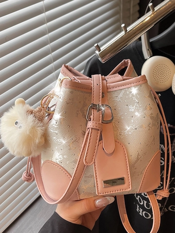 Bolso Bombonera Pequeño de Cuero PU de Moda para Mujer Color de Contraste Bolso de Hombro con Cordón con Lindo Colgante de Peluche