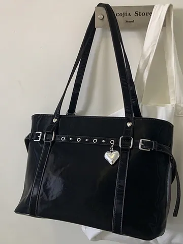 Y2K Punk Glänzend PU Leder Tote Bag Für Damen Große Kapazität Umhängetasche Mit Herzanhänger Nieten Dekorativer Rucksack Schwarz