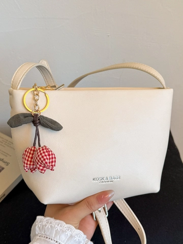 Sac à Épaule en Cuir PU pour Femmes Grande Capacité Sac Seau sous le Bras Minimaliste Urbain Avec Pendentif Cerise Main