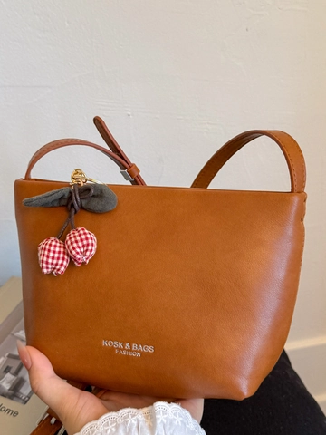 Sac à Épaule en Cuir PU pour Femmes Grande Capacité Sac Seau sous le Bras Minimaliste Urbain Avec Pendentif Cerise Main