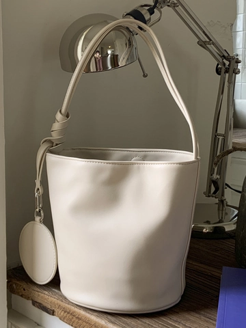 Sac Seau en Cuir PU Simple pour Femmes Sac à Bandoulière Cylindrique Minimaliste Avec Bandoulière Nouée et Pendentif Rond