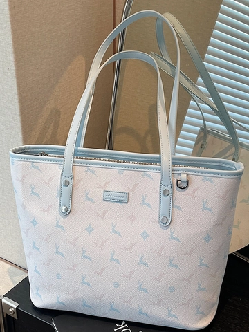 Large Capacity Printed Tote Bag For Women PU Leather Deer Pattern Shoulder Bag Trendy Commuting Handbag With Zipper Closure Daily Fashion Bag