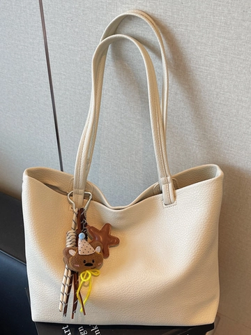 Sac Cabas en Cuir PU pour Femmes de Grande Capacité 2025 Style Coréen Sac à Épaule Minimaliste Avec Pendentif Ours Mignon